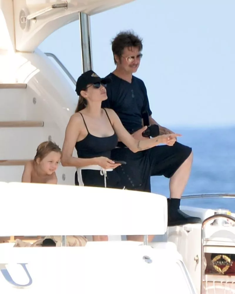 Los recién casados y sus hijos fueron captados en un yate en Malta, llamó nuevamente la atención el estilo masculino de su hija Shiloh.