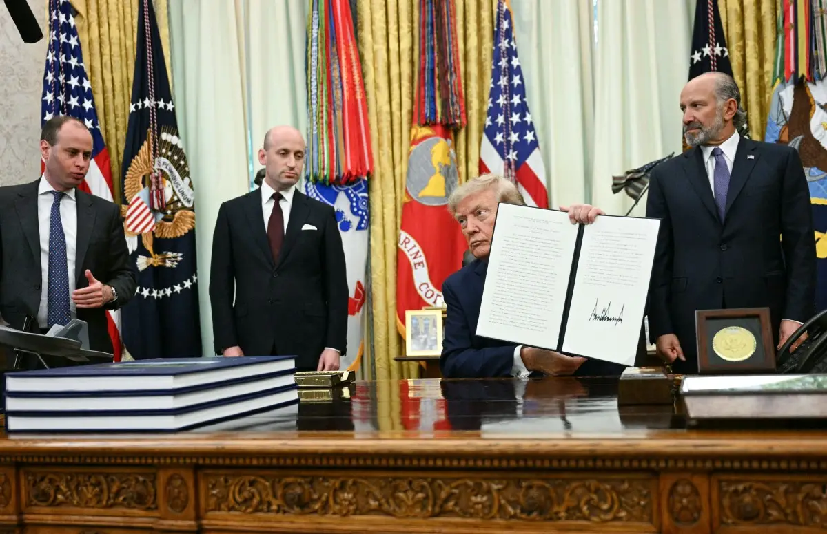 El presidente de los Estados Unidos, Donald Trump, sostiene una orden ejecutiva recién firmada sobre el ajuste de las importaciones de polisilicio en la Oficina Oval de la Casa Blanca en Washington, DC, el 6 de agosto de 2026.