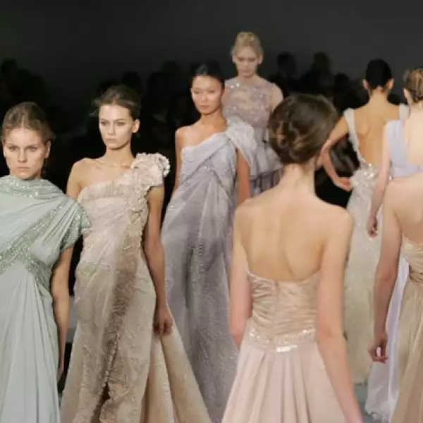 Las nuevas propuestas de Elie Saab destacan por su elegancia y glamour.