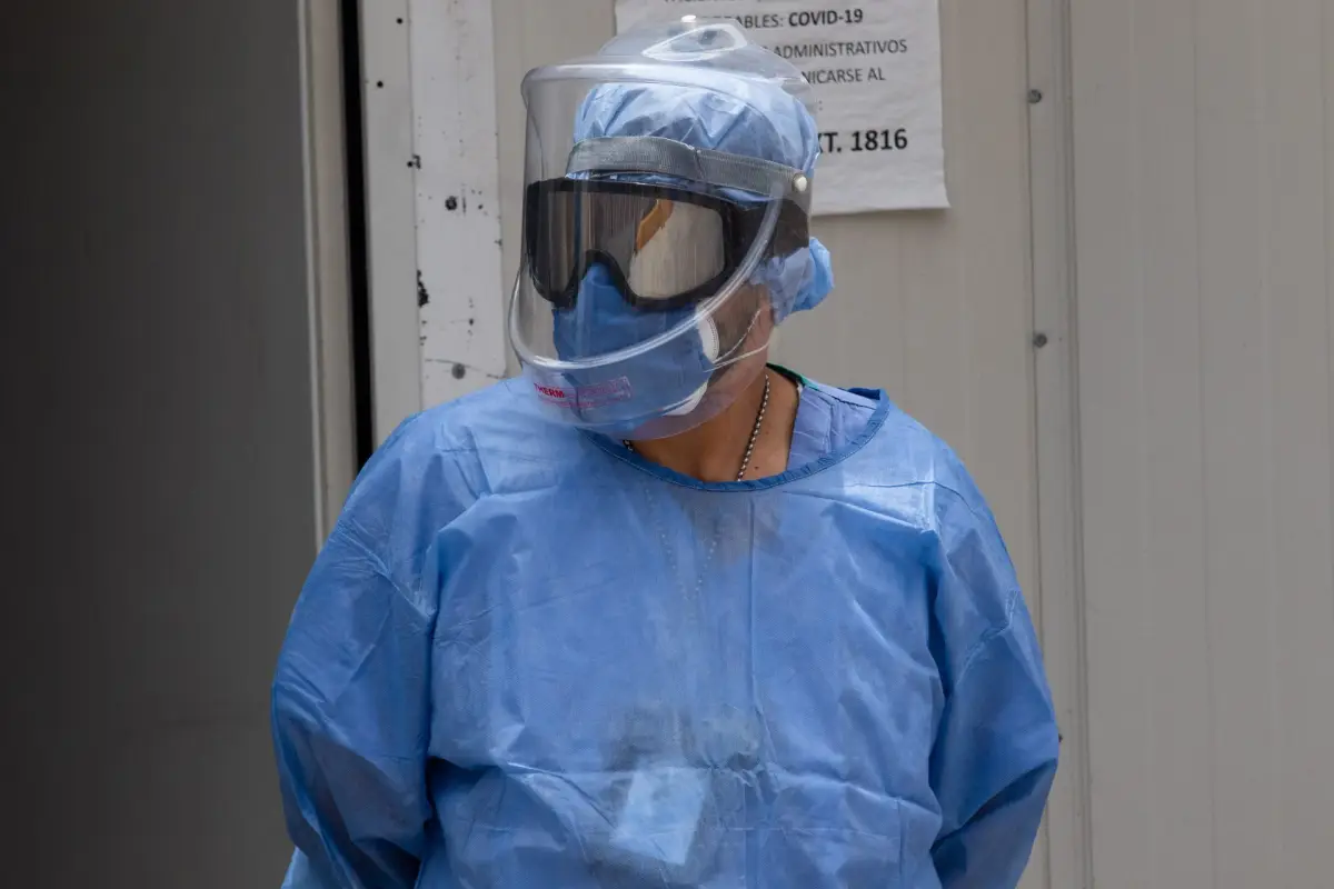 Un médico especializado en atención a pacientes con Covid-19 espera afuera del módulo de Triage Respiratorio.