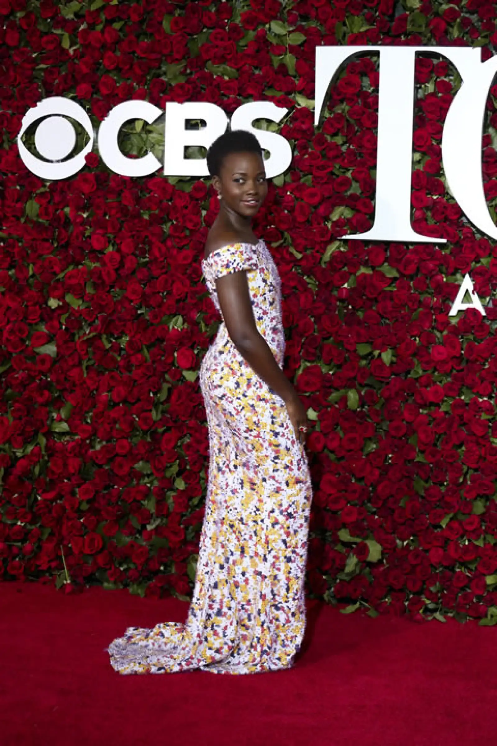 Lupita Nyongo en un vestido con estampado floral de Boss.