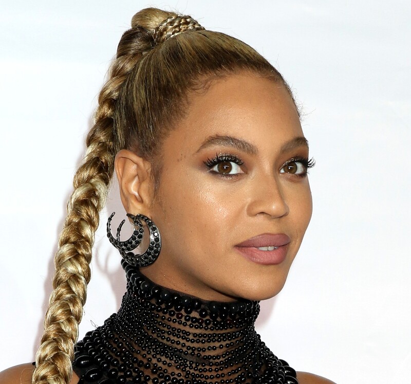 Beyoncé con arete en Brooklyn