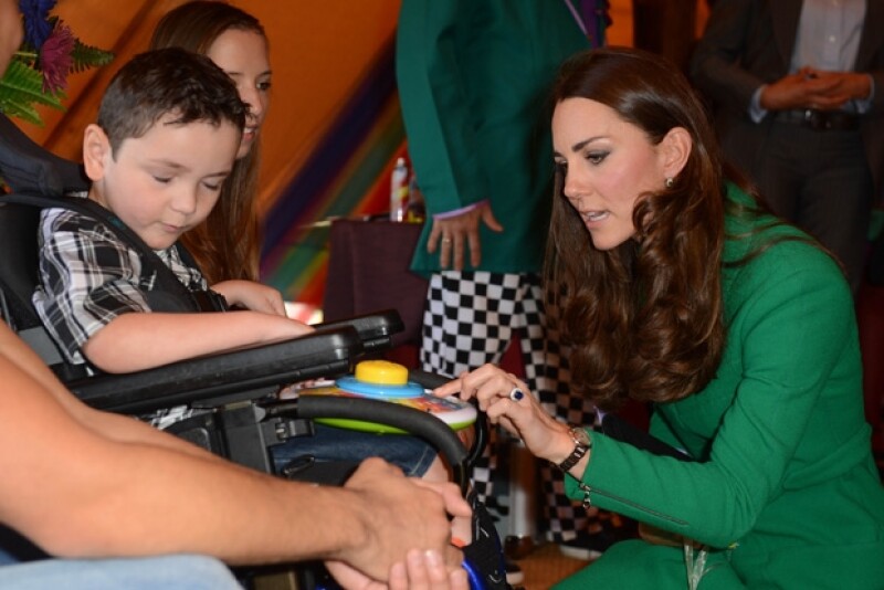 Incluso el príncipe George recibió un regalo por parte de los pequeños del hospicio.