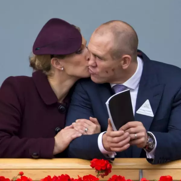 La nieta mayor de la Reina Isabel no puede evitar ser cariñosa con su esposo, Mike Tindall, cada que tiene oportunidad.