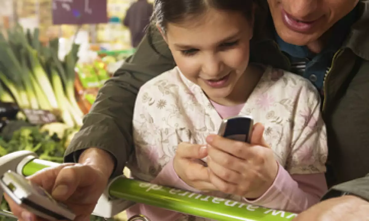 Se pueden realizar transacciones mediante un mensaje de texto a un teléfono celular. De esta forma, el usuario se evita papeleos y largas esperas. (Foto: Thinkstock)