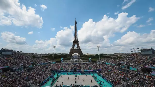 Foto de la cancha de voleibol de playa frente a la Torre Eiffel en París.