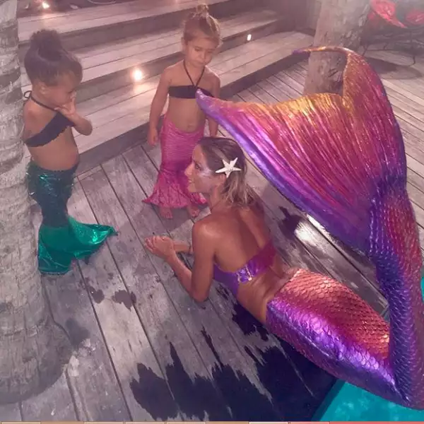 Durante su recientes vacaciones en St. Barts, Kim y Kourtney presumieron el asombro de sus hijas al ver a una sirena de verdad.