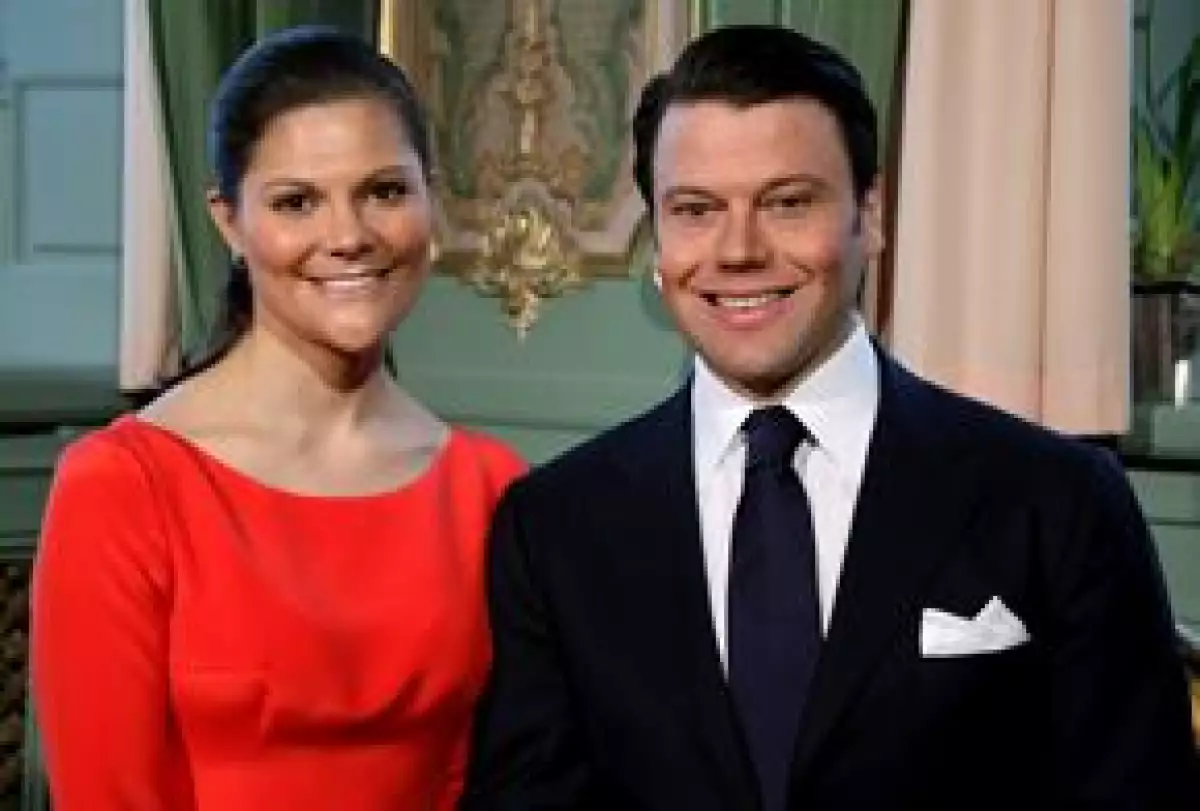 La Casa Real sueca anunció el compromiso de la heredera y su novio, el empresario Daniel Westling, después de siete años de relación.