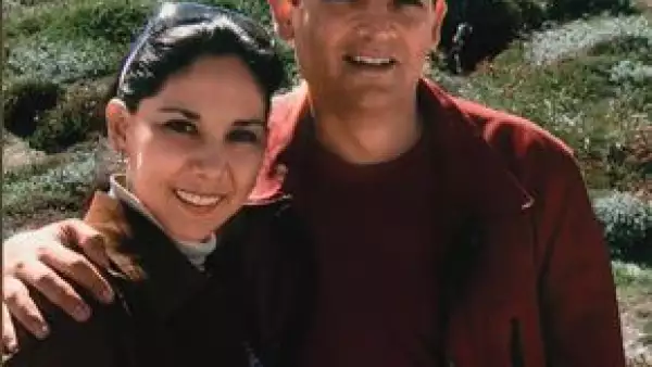 Cuando Juan Camilo se fue a la Oficina de la Presidencia en Los Pinos, ella salío despavorida a Campeche con sus tres hijos cuando un grupo de perredistas le lanzó piedras en la calle.