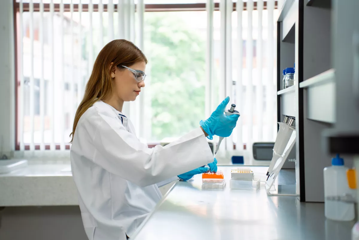 Investigadora analiza muestras biológicas en un laboratorio como parte de proyectos de investigación genómicos y biobancos en México 
