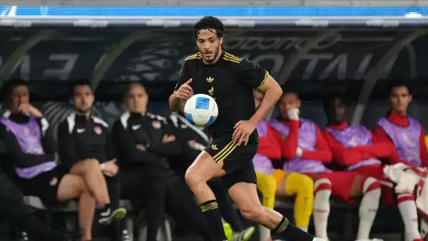 Foto de Raúl Jiménez con el uniforme de la selección mexicana en el campo de juego recibiendo un balón.