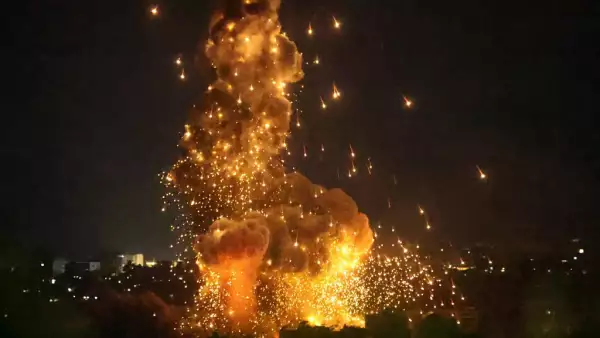 El humo se eleva desde el lugar de un ataque aéreo israelí que tuvo como objetivo un vecindario en el suburbio sur de Beirut a finales del 6 de octubre de 2024.