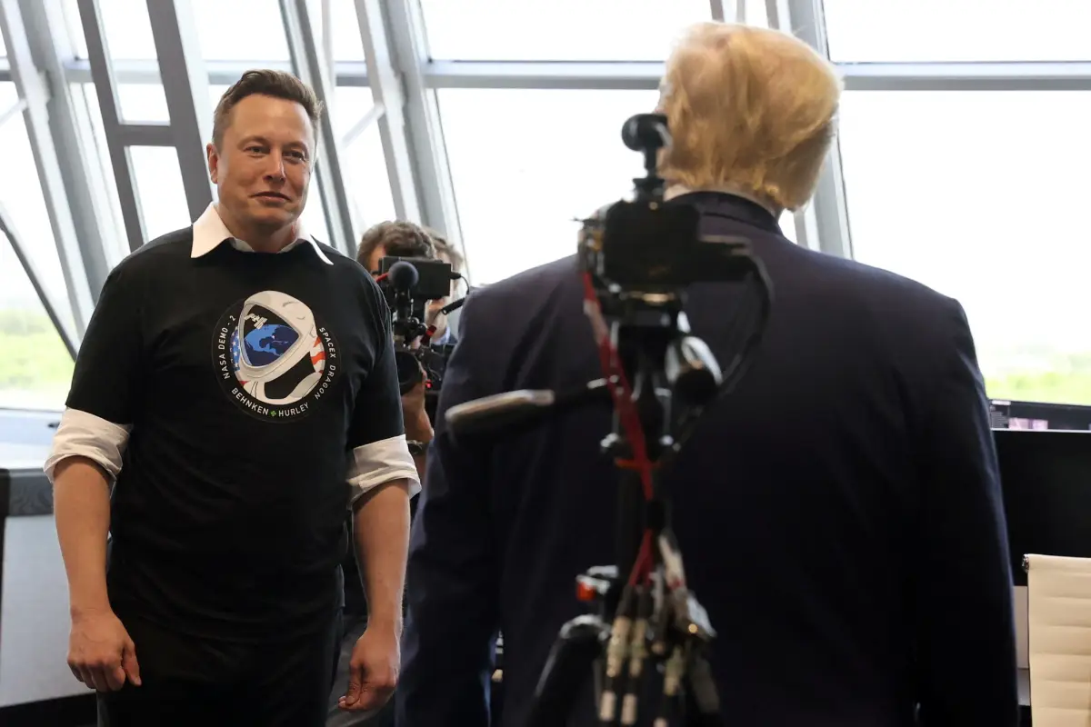 El presidente estadounidense Donald Trump y Elon Musk son vistos en la Sala de Fuego Cuatro después del lanzamiento de un cohete SpaceX Falcon 9 y la nave espacial Crew Dragon en la misión SpaceX Demo-2 de la NASA a la Estación Espacial Internacional desde el Centro Espacial Kennedy de la NASA en Cabo Cañaveral, Florida. Estados Unidos 30 de mayo de 2020.