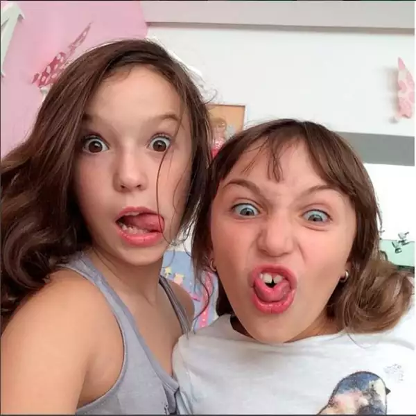 Mía y Nina Rubín son hijas de la conductora Andrea Legarreta y del cantante Erik Rubín.