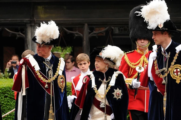 Reina Isabel, príncipe Carlos y el príncipe William