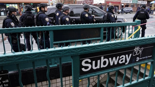 Miembros del Departamento de Policía de Nueva York patrullan las calles después de que al menos 13 personas resultaron heridas durante un tiroteo en hora pico en una estación de metro en el distrito de Brooklyn de Nueva York el 12 de abril de 2022, donde las autoridades dijeron que se recuperaron "varios dispositivos sin detonar". en medio de escenas caóticas. - Las ambulancias se alinearon en la calle frente a la estación de metro de la calle 36, donde una portavoz de la policía de Nueva York dijo a la AFP que los oficiales respondieron a una llamada al 911 de una persona baleada a las 8:27 am (12:27 GMT). El sospechoso seguía prófugo, según el presidente del condado de Manhattan, Mark Levine.