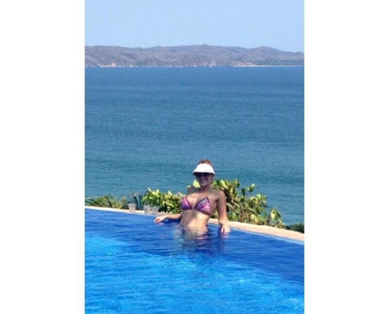 Aracely presumió la espectacular vista del mar desde su hotel, relajándose en una alberca.