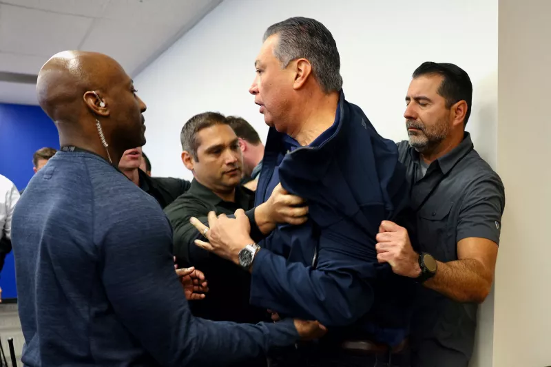 Alex Padilla, senador por California, es expulsado de una conferencia de Kristi Noem