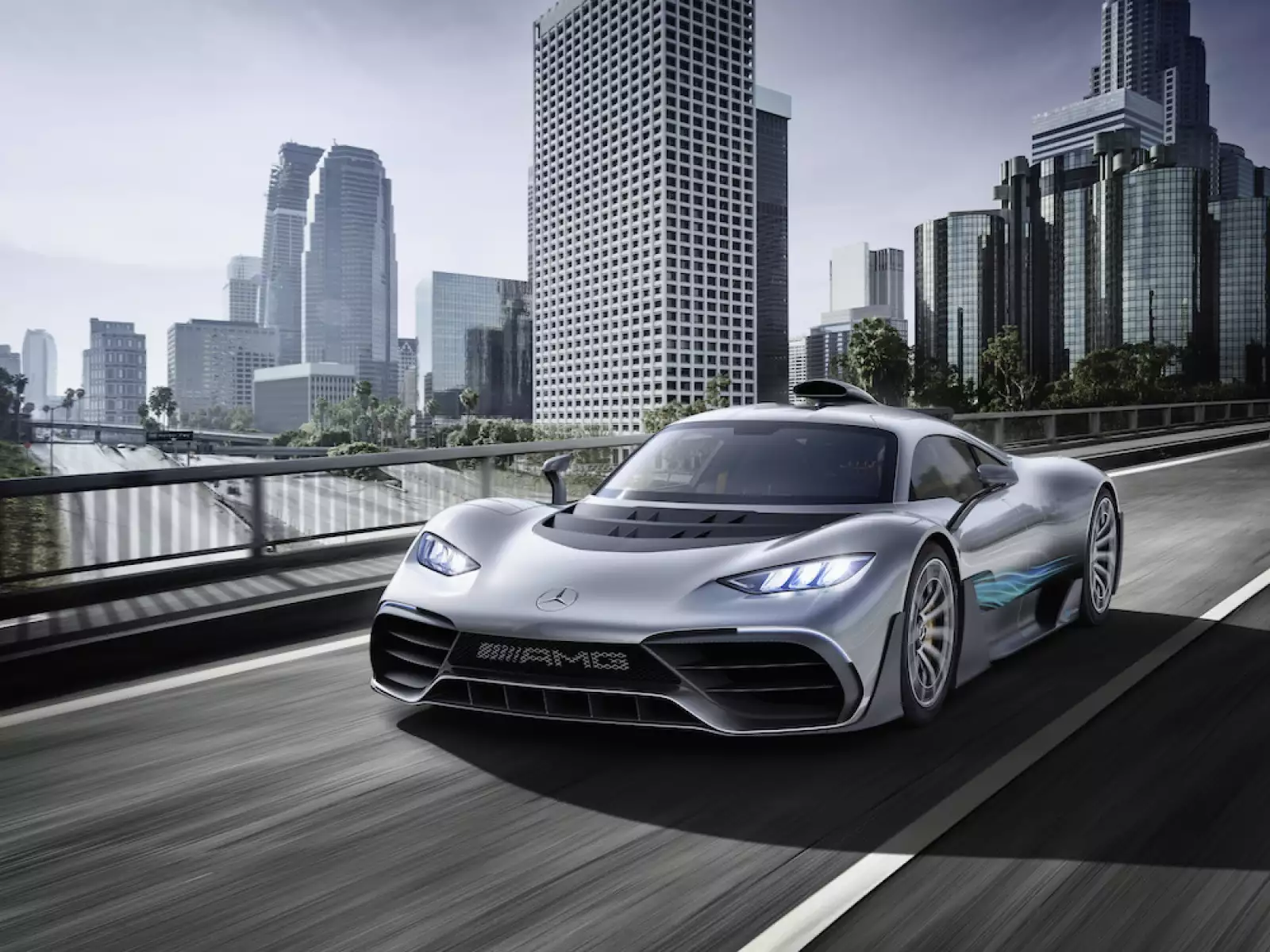 Weltpremiere Showcar Mercedes-AMG Project ONE: Mercedes-AMG bringt Formel 1-Technologie für die Straße
World première of the Mercedes-AMG Project ONE show car: Mercedes-AMG brings Formula 1 technology to the road