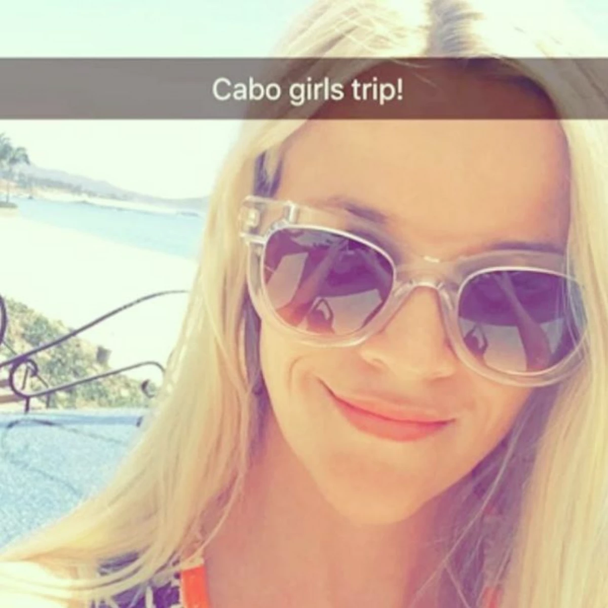 La actriz se encuentra en Cabo San Lucas disfrutando del sol, arena y mar en compañía de su girl squad y ha publicado algunos momentos en su Instagram.