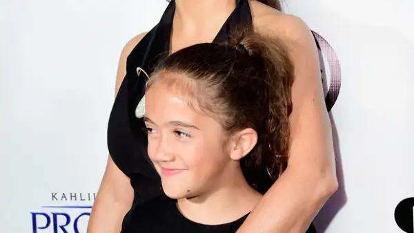 Valentina Paloma apenas tiene 8 años y ya comenzó a desarrollar su lado altruista pues se ha dejado crecer el pelo hasta la cintura para darles un regalo muy especial de Navidad a los niños enfermos.