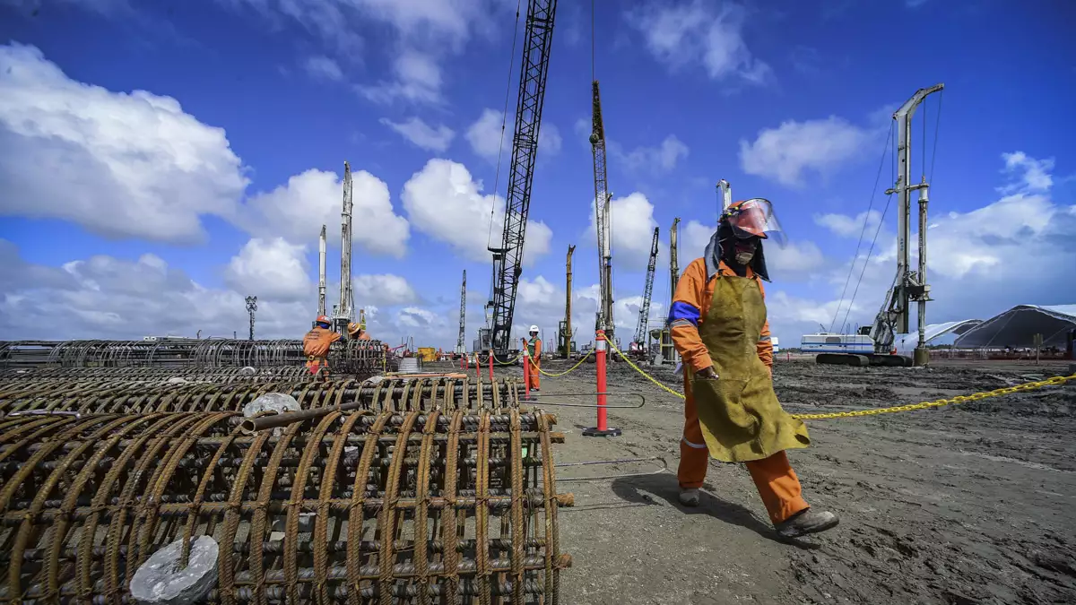 Continúan las obras en la refinería Dos Bocas en Tabasco.