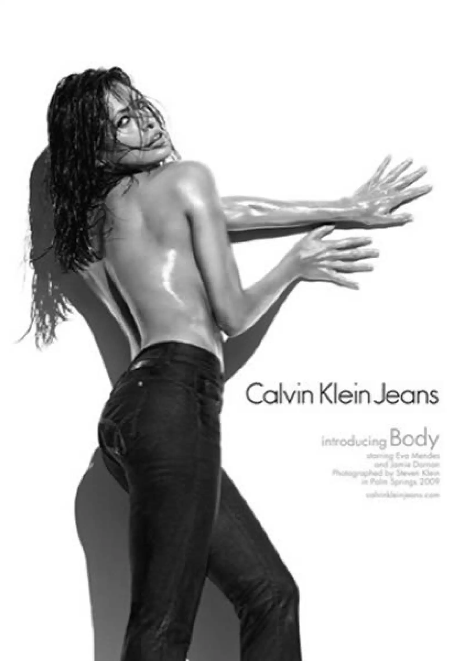 Otra provocativa publicidad es la de Eva Mendes para Calvin Klein.