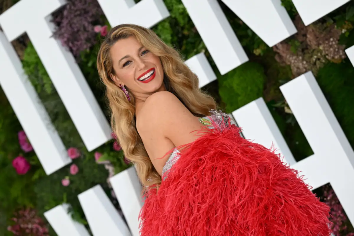 Foto de Blake Lively voltea sonriendo a la cámara durante la promoción de la película Romper el Círculo