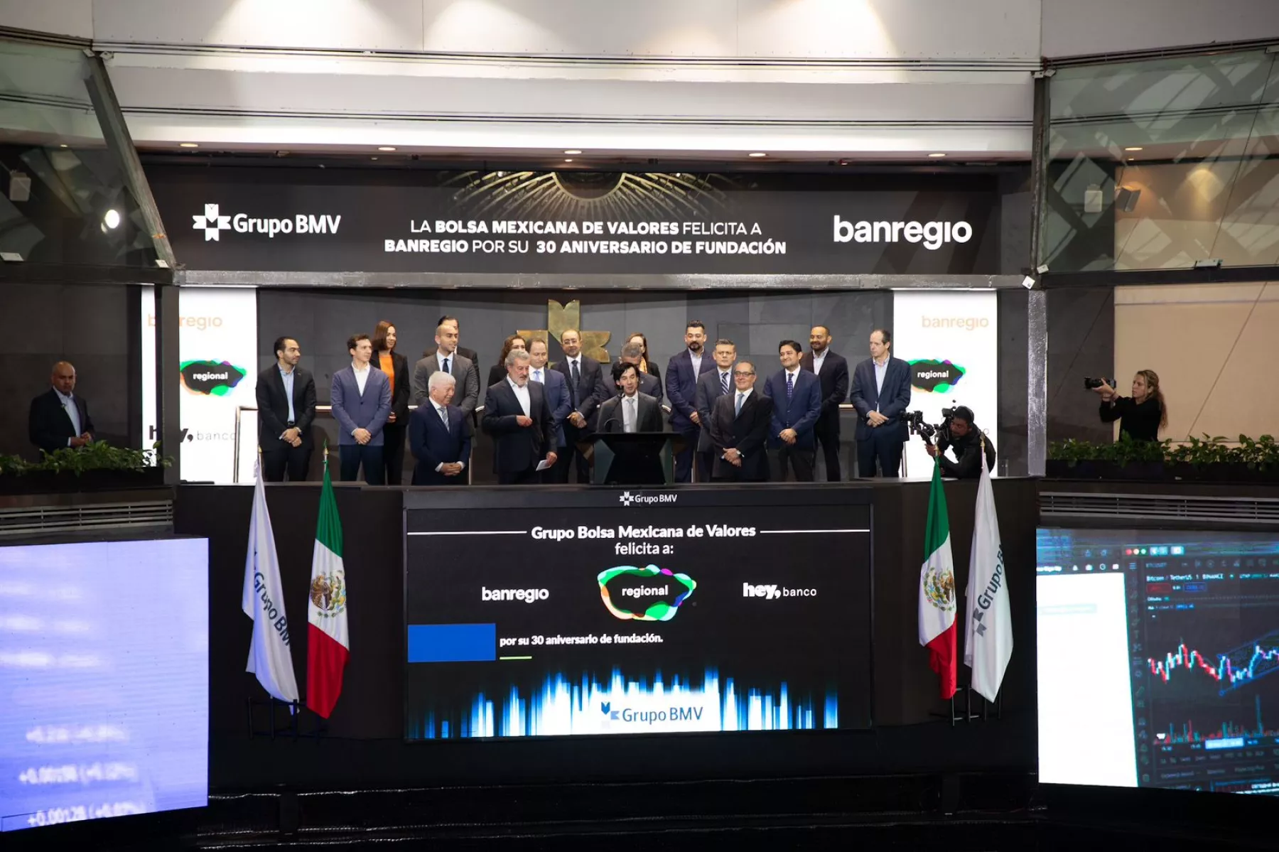 Ejecutivos de Banregio celebran su 30 aniversario en las instalaciones de la Bolsa Mexicana de Valores