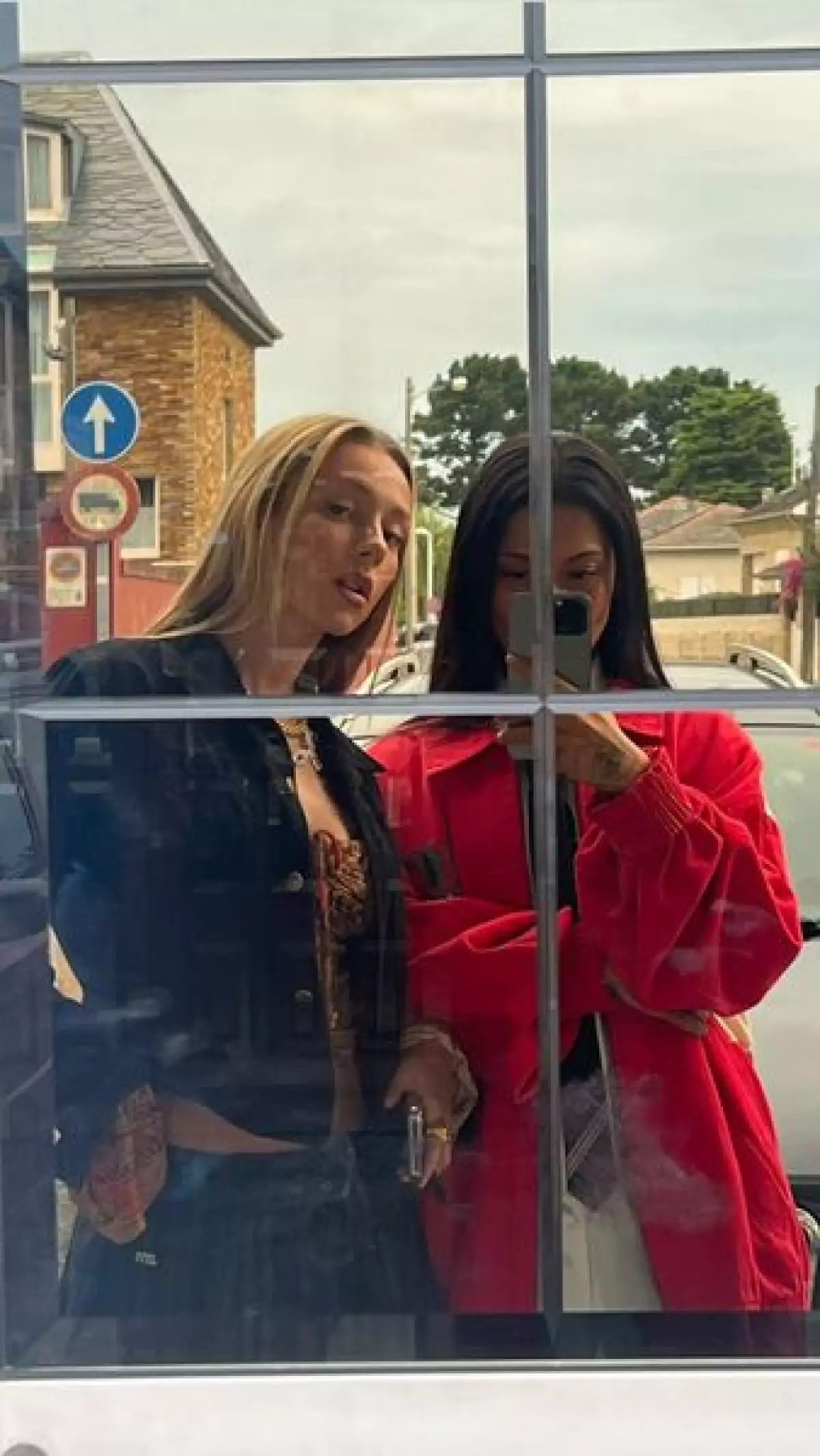 Ester Expósito y Nini Vélez