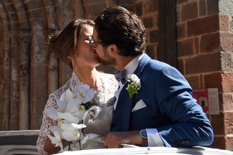 Novia se hace viral al romper tradición y llevar vestido estampado a su boda