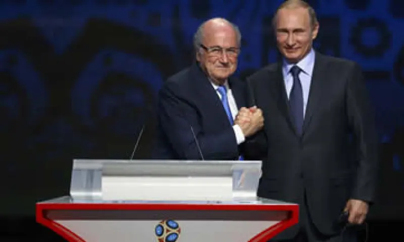 Los abogados reportan al abogado de la FIFA, y no al presidente Joseph Blatter –izq-. (Foto: Reuters )