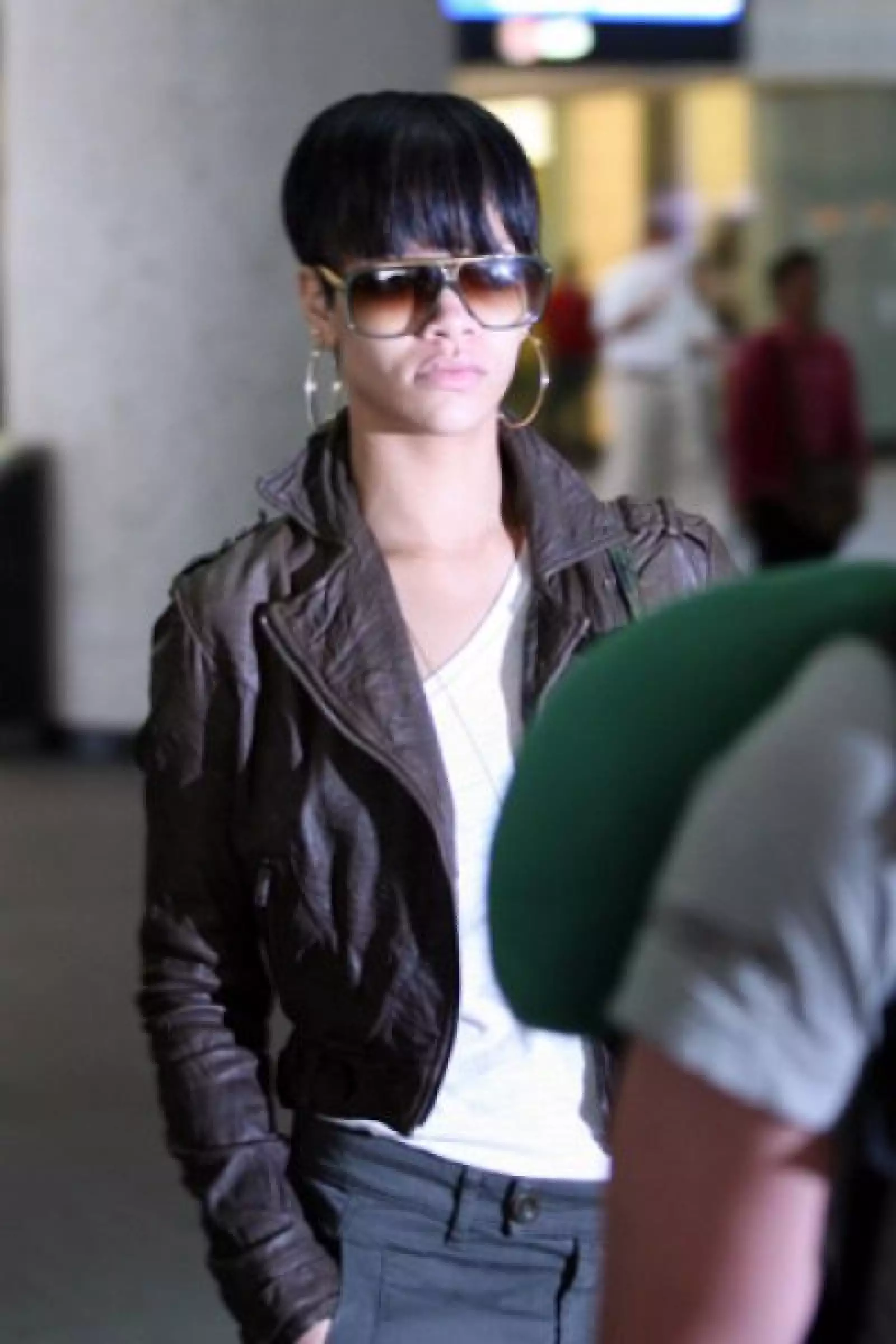 La cantante se mostró muy seria, también ignoró a los medios de comunicación.