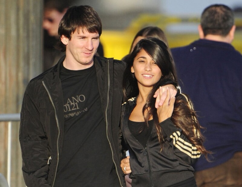 Leo Messi tiene un look casual desenfadado, aquí con su novia Antonella.