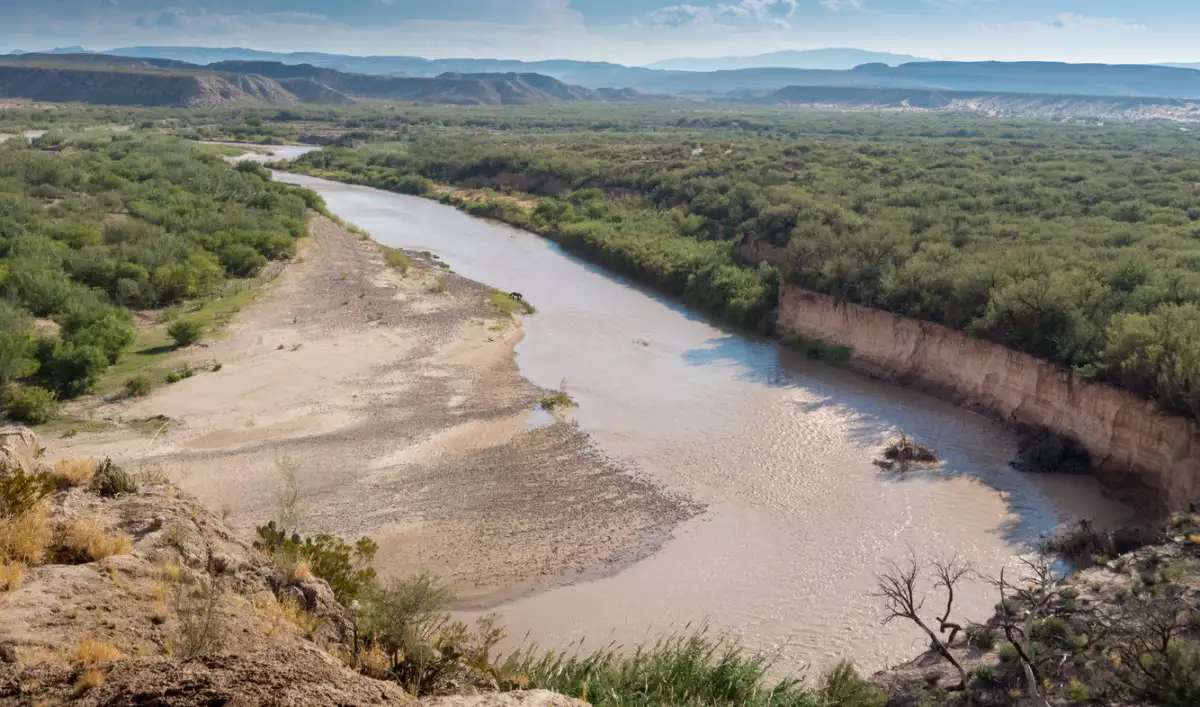 Río Grande marcando la frontera entre Texas (izquierda) y México (derecha)