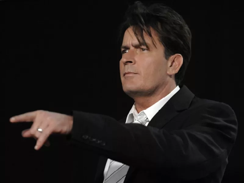 El actor fue llevado a un hospital para evaluación psiquiátrica luego que una mujer llamó a la policía diciendo que el actor estaba gritando y arrojando muebles en su cuarto del Hotel Plaza.