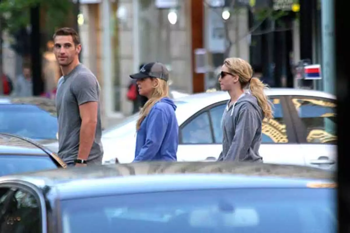 El misterioso hombre posee un cuerpo en forma.