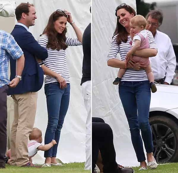 Mientras papá jugaba el pequeño heredero jugaba con su mamá.