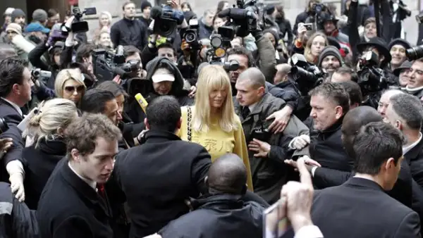 Claudia Schiffer llega al desfile de Chanel.