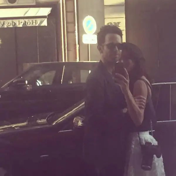 Una selfie nocturna demuestra la complicidad y la química de la pareja.
