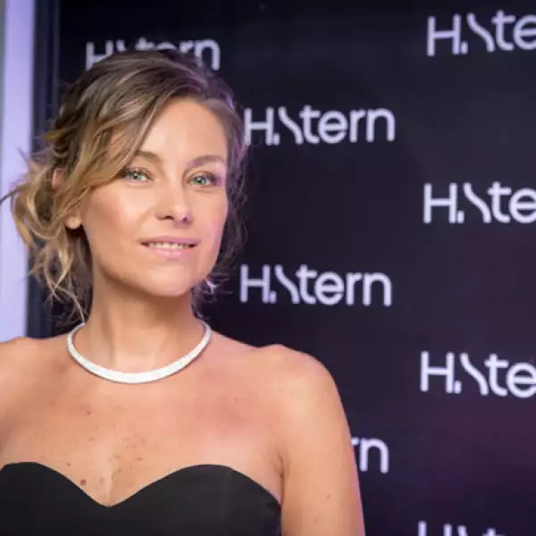Dominika Paleta agregó un toque chic a su look con una brillante gargantilla.