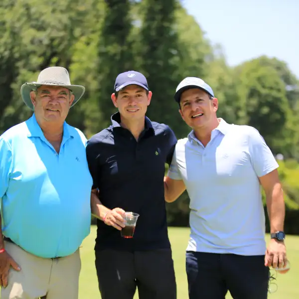 Juan Manuel y Rodrigo Flores con Alejandro Méndez 