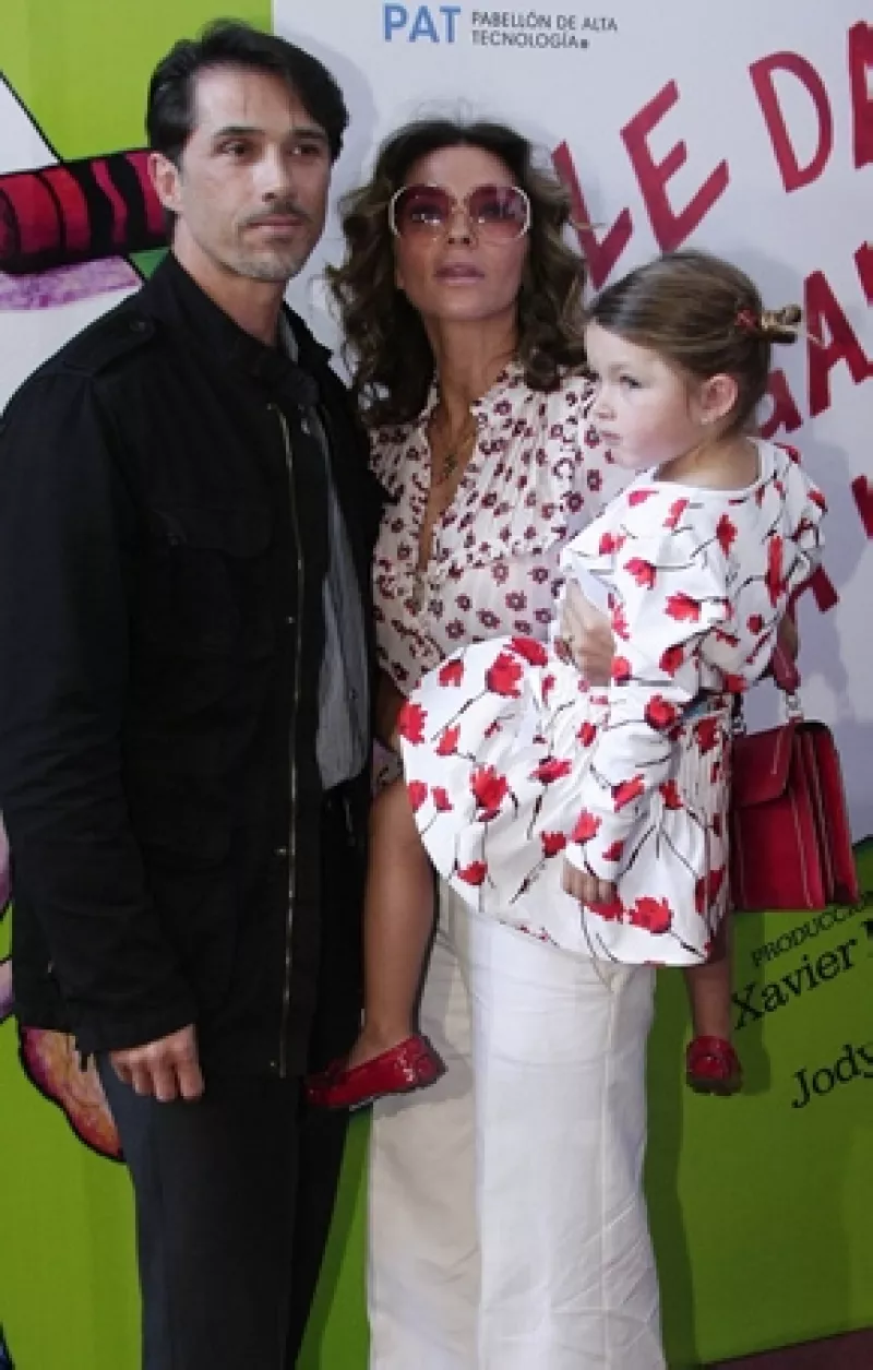 La actriz y su esposo Sergio Mayer, tuvieron a su segunda hija por la mañana del día de hoy, a quien le llamarán Victoria, situación que tiene muy feliz a la pareja.