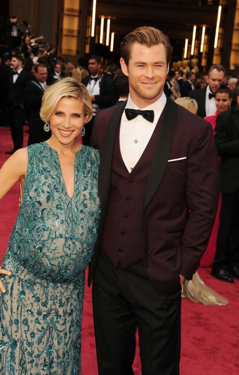 Elsa Pataky y Chris Hemsworth desfilando por la alfombra roja del Oscar.