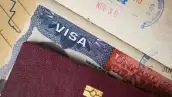 Pasaporte biométrico con sello de visado turístico para Estados Unidos.
