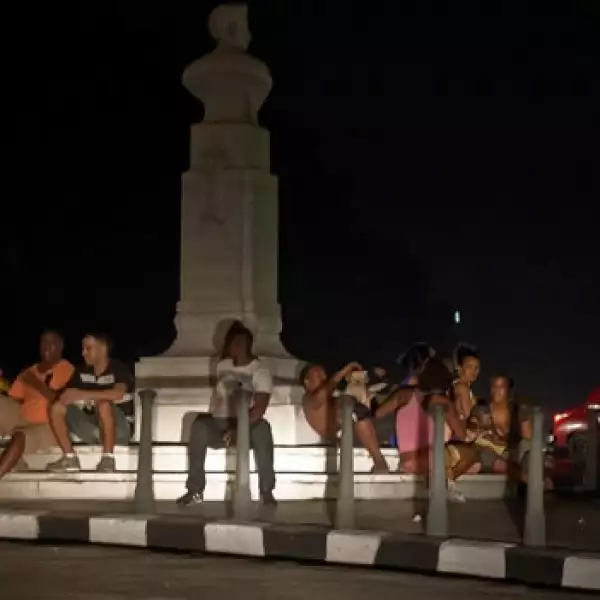 Cubanos sufren corte de corriente eléctrica