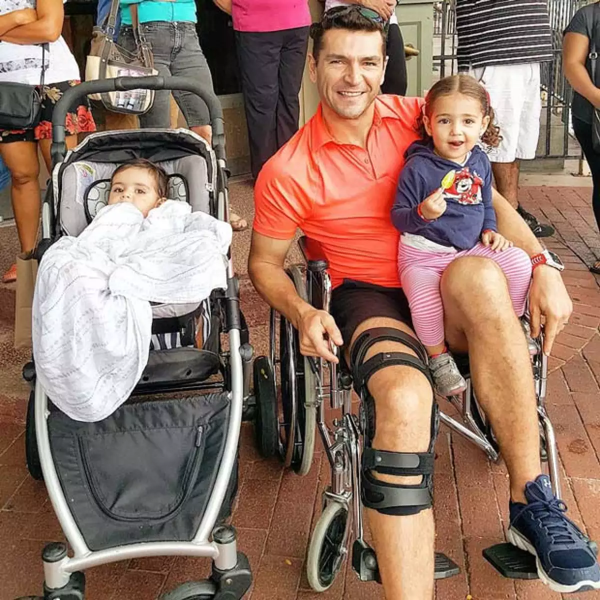 El piloto de autos compartió en Instagram el proceso al que se sometió para aliviar un menisco de la rodilla y una hernia en su columna, además de sus habilidades para cuidar de sus dos hijas.