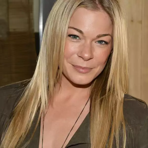 La cantante LeeAnn Rimes demandó a su papá por robarle 7 millones de dólares en cinco años, además de lucrar con su marca.