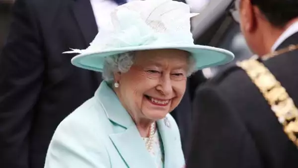 La monarca de Inglaterra busca un empleado para que limpie después de comer, con un sueldo de alrededor de 32 mil pesos mensuales con alojamiento incluido y sin experiencia necesaria.