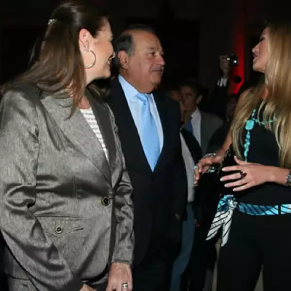 Antes del compromiso, María Elena había convivido esporádicamente con su futuro suegro. Aquí, en la apertura del restaurante Zéfiro de la Universidad del Claustro de Sor Juana, en marzo de 2009.